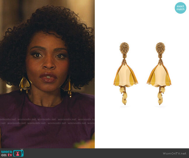 Oscar de la Renta Small Impatiens Flower Drop Clip Earrings In Gold worn by Sasha Snow (Margaret Odette) on Sex/Life