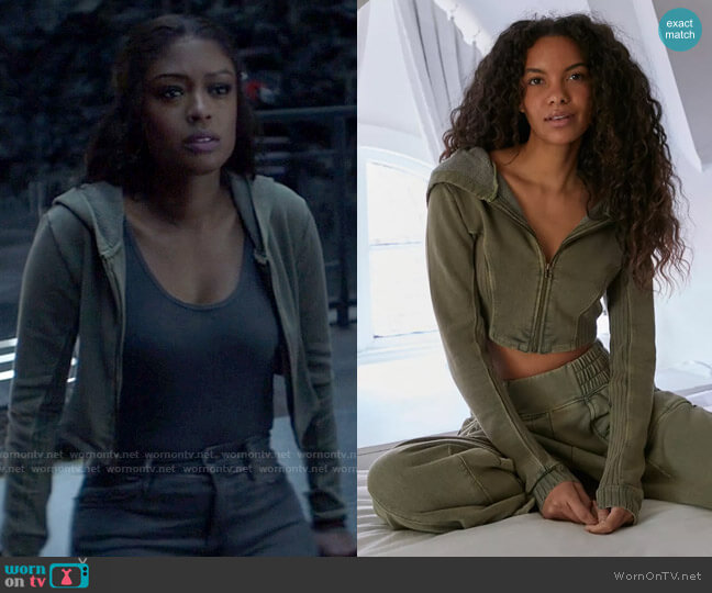 Out from Under Aubrey Cropped Zip-Front Sweatshirt worn by Ryan Wilder (Javicia Leslie) on Batwoman