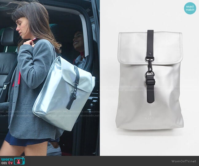 Rains Metallic Rolltop Backpack worn by Mencia Blanco (Martina Cariddi) on Elite