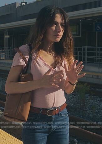 Billie’s pink v-neck tee on Sex/Life