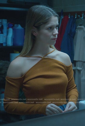 Cayetana’s mustard cutout top on Elite