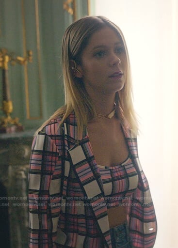 Cayetana’s pink plaid cropped top and blazer on Elite