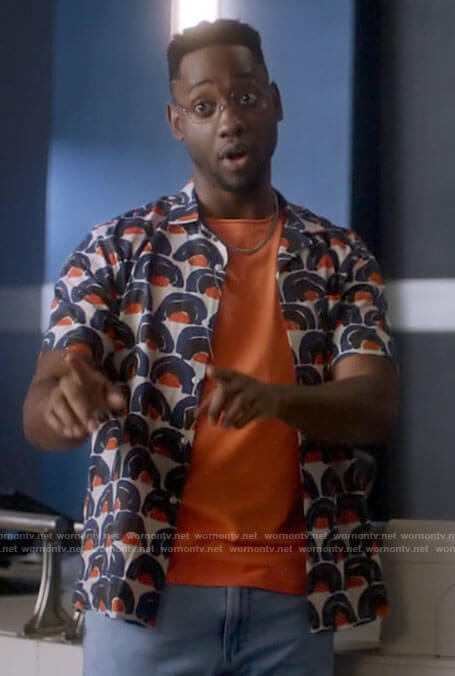 Chester’s printed short sleeve shirt on The Flash