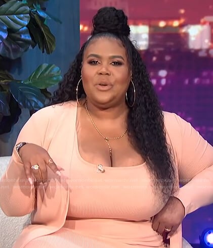 Nina’s pink ribbed top and skirt on E! News Nightly Pop