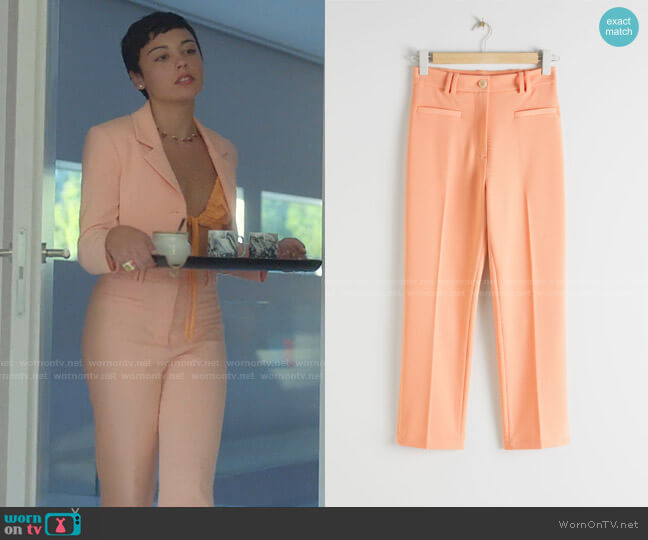 & Other Stories Cropped Tailored Trousers worn by Ari Blanco (Carla Diaz) on Elite