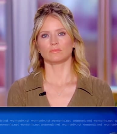 Sara’s green ribbed polo on The View