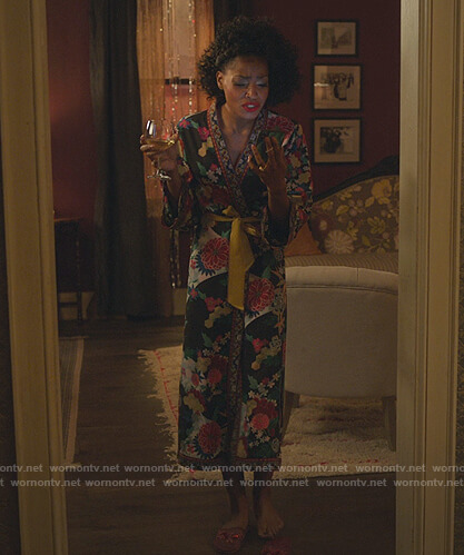 Sasha’s black floral robe on Sex/Life