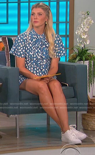 Amanda’s blue star print mini skirt on The Talk