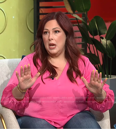 Carnie Wilson’s pink tie front v-neck top on E! News Daily Pop
