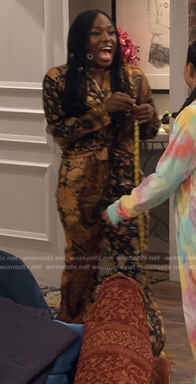Harper’s black and yellow printed shirt and pants set on iCarly