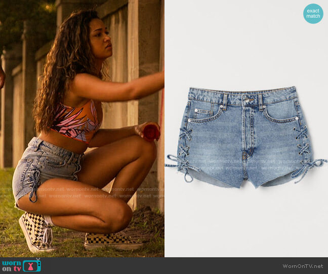 H&M Denim Shorts High Waist worn by Kiara Carrera (Madison Bailey) on Outer Banks