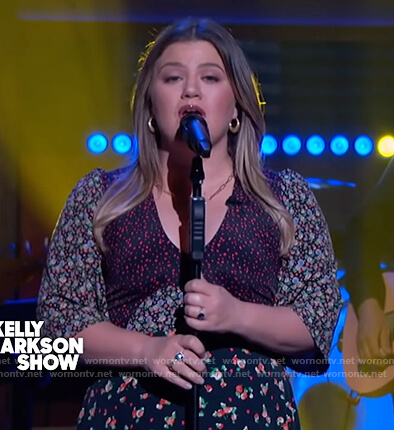 Kelly’s floral print scoop neck dress on The Kelly Clarkson Show