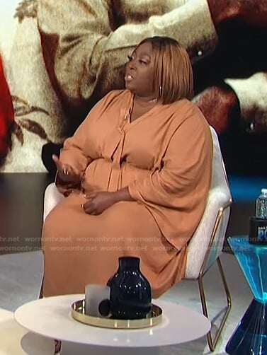 Loni’s orange tie neck dress on E! News Daily Pop