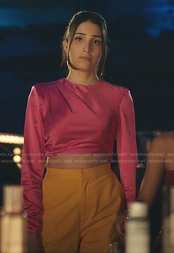 Luna’s pink cropped top on Gossip Girl