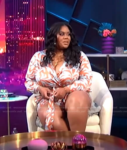Nina’s orange floral romper on E! News Nightly Pop