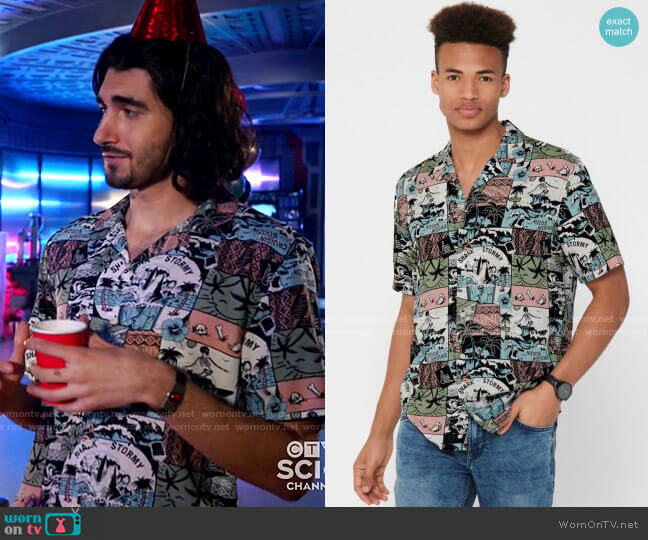 Only & Sons Cartoon-Print Short-Sleeve Shirt in Misty Rose worn by Behrad Tarazi (Shayan Sobhian) on Legends of Tomorrow