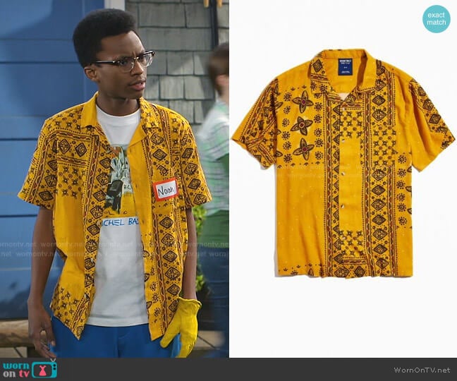 Urban Outfitters Without Walls Global Pattern Short Sleeve Button-Down Shirt worn by Noah Lambert (Israel Johnson) on Bunkd