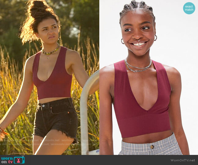 Out From Under Hailey Seamless Plunging Bra Top worn by Kiara Carrera (Madison Bailey) on Outer Banks