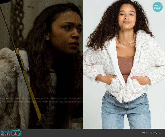 RSQ Cozy Animal Print Womens Sherpa Jacket worn by Kiara Carrera (Madison Bailey) on Outer Banks