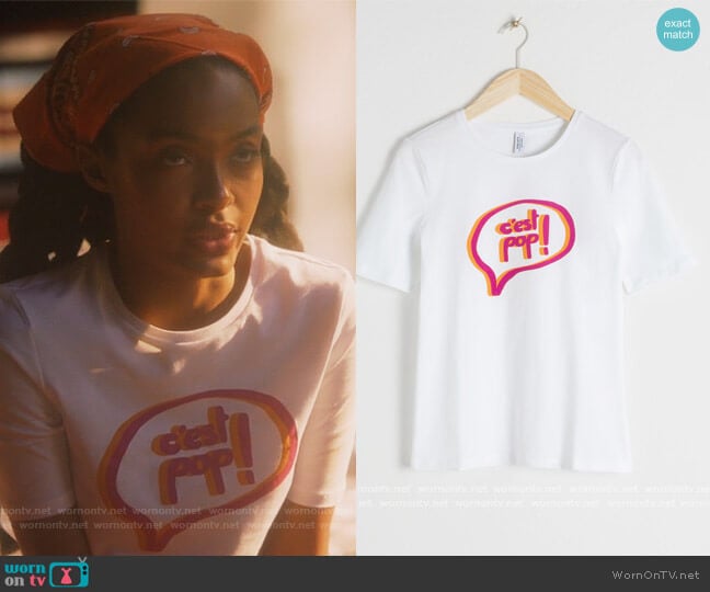 & Other Stories Cest Pop Organic Cotton Graphic Tee worn by Zoey Johnson (Yara Shahidi) on Grown-ish