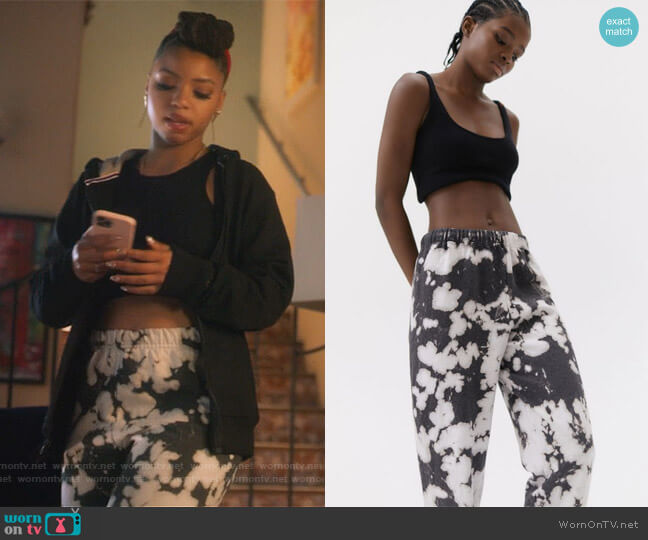 Cotton Citizen Milan Tie-Dye Sweatpants worn by Jazlyn Forster (Chloe Bailey) on Grown-ish