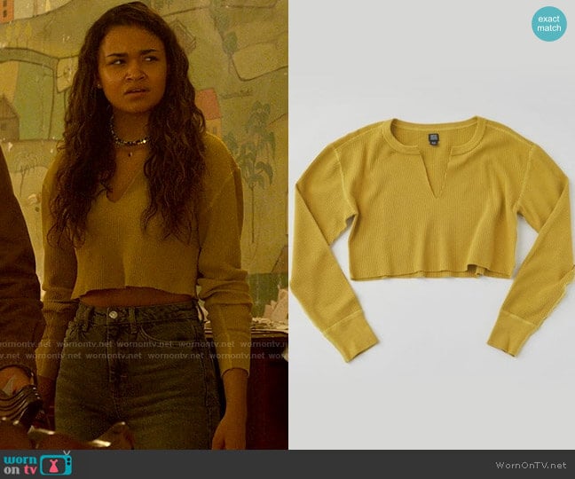 BDG Corey Notched Thermal Cropped Top worn by Kiara Carrera (Madison Bailey) on Outer Banks