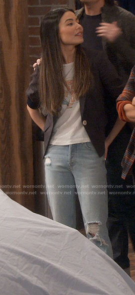 Carly’s graphic tee and short sleeve blazer on iCarly
