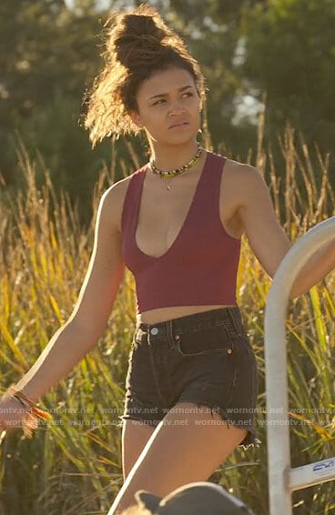 Kiara’s burgundy crop top and black denim shorts on Outer Banks