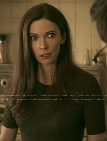 Lois’s dark green ribbed top on Superman and Lois
