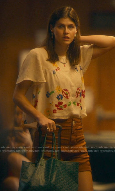 Rachel’s tan shorts and floral top on The White Lotus