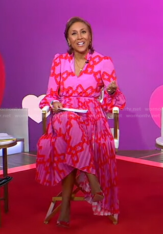 Robin’s pink chain print dress on Good Morning America