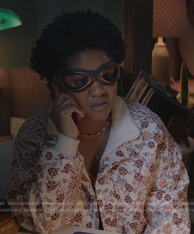 Beth’s white floral quilted jacket on Stargirl