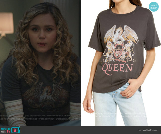 DayDreamer Queen Crest Boyfriend Tee worn by Courtney Whitemore (Brec Bassinger) on Stargirl