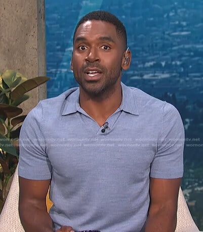 Justin’s light blue polo shirt on E! News Daily Pop