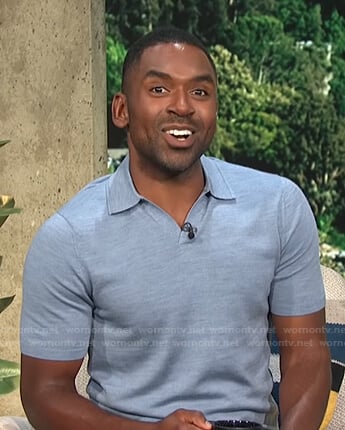 Justin’s light blue polo shirt on E! News Daily Pop