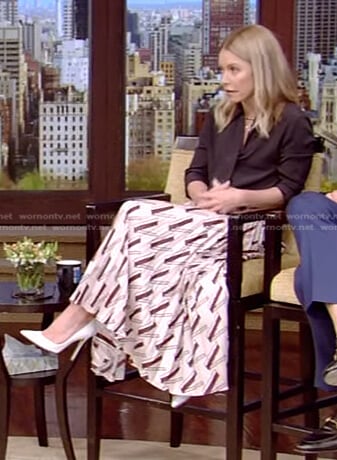 Kelly’s pink printed pleated skirt on Live with Kelly and Ryan