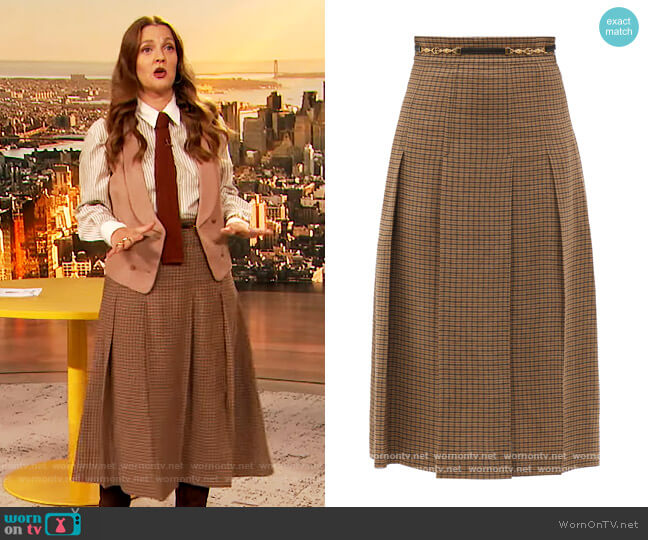 Gucci Brown Pleated Double G Chain Skirt worn by Drew Barrymore on The Drew Barrymore Show