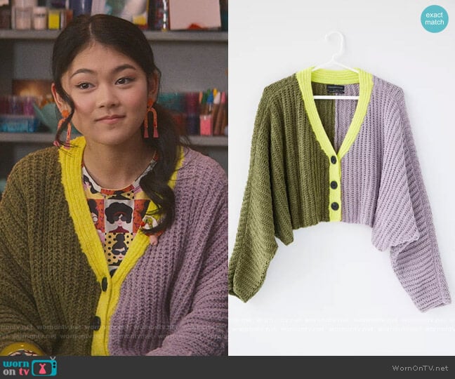 Alice + Olivia Stace Face-print cotton t-shirt worn by Claudia Kishi (Momona Tamada) on The Baby-Sitters Club