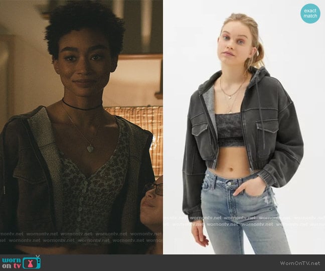 Urban Outfit Yogi Fleece Cropped Hoodie Sweatshirt worn by Marienne (Tati Gabrielle) on You