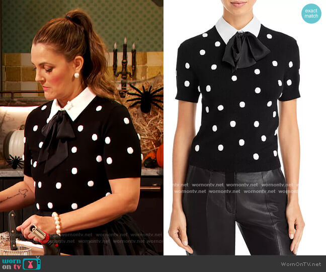 Alice + Olivia Ciara Woven Collar Knit Top worn by Drew Barrymore on The Drew Barrymore Show