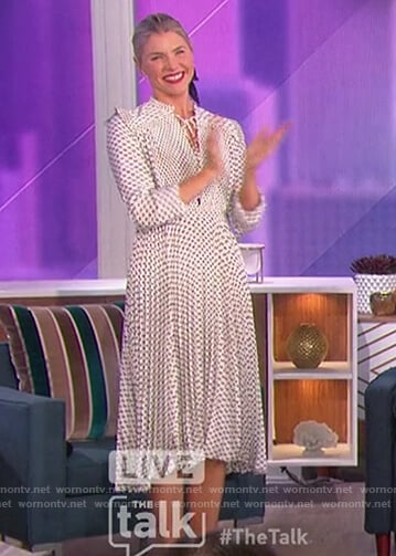 Amanda’s white printed midi dress on The Talk