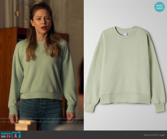 TNA New Cozy Fleece Boyfriend Crew Sweatshirt in Storm Dusky Green worn by Kara Danvers (Melissa Benoist) on Supergirl