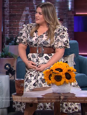 Kelly’s white floral print midi dress on The Kelly Clarkson Show