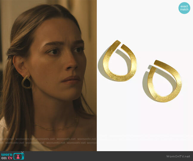 Madewell Cosmic Statement Hoop Earrings worn by Love Quinn (Victoria Pedretti) on You