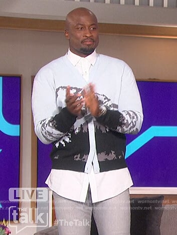 Akbar Gbajabiamila’s mountaijn range print cardigan on The Talk