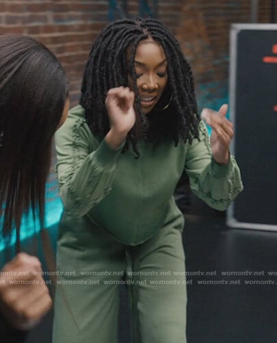 Naomi’s green ruffle trim sweatshirt and pants on Queens