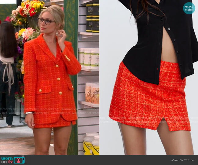 Zara Printed Lining Mini Skirt worn by Gemma (Beth Behrs) on The Neighborhood