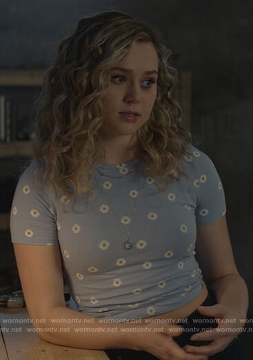 Courtney’s blue daisy print tee on Stargirl