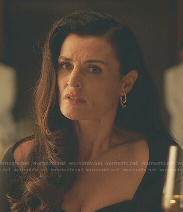 Helena’s pearl stud earrings on Gossip Girl