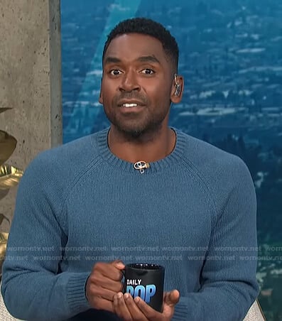 Justin’s blue crewneck sweater on E! News Daily Pop